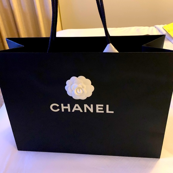 Brand new authentic Chanel bag w/flower, handles - Picture 2 of 5